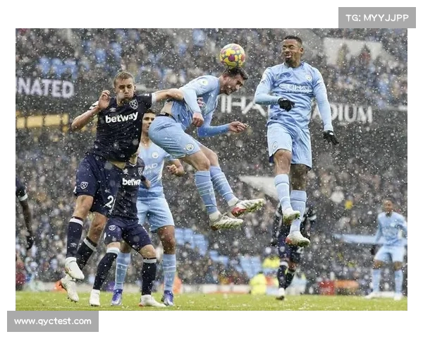 曼城中场拼抢积极，阻断对手多次进攻